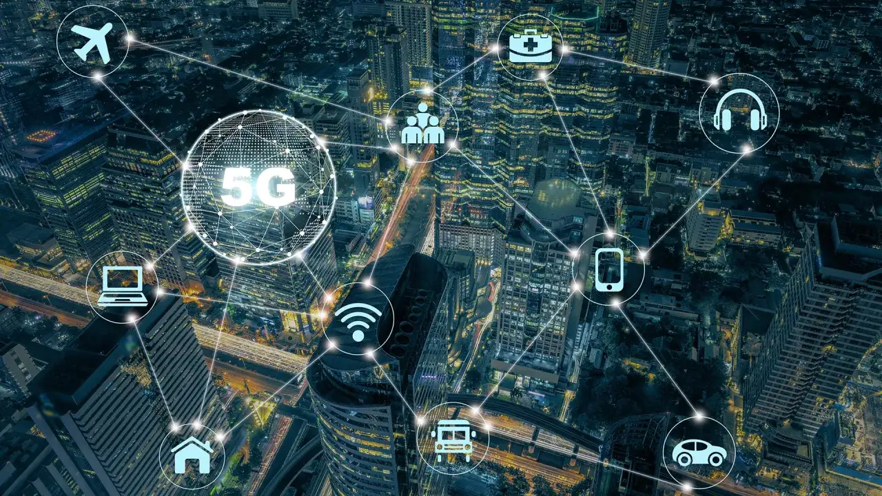 Nocne miasto połączone siecią 5G. Ikony symbolizują inteligentne rozwiązania: transport, dom, zdrowie, komunikację. Internet w Plusie napędza przyszłość.