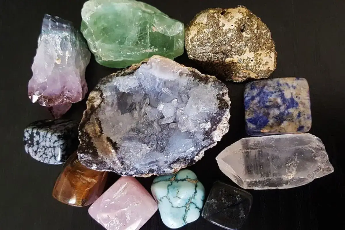 Kolekcja minerał&oacute;w: ametyst, fluoryt, piryt, obsydian, geoda, lapis lazuli, kwarc dymny, kwarc r&oacute;żowy, turkus, kwarc. Jak sprawdzić czy minerał jest prawdziwy?