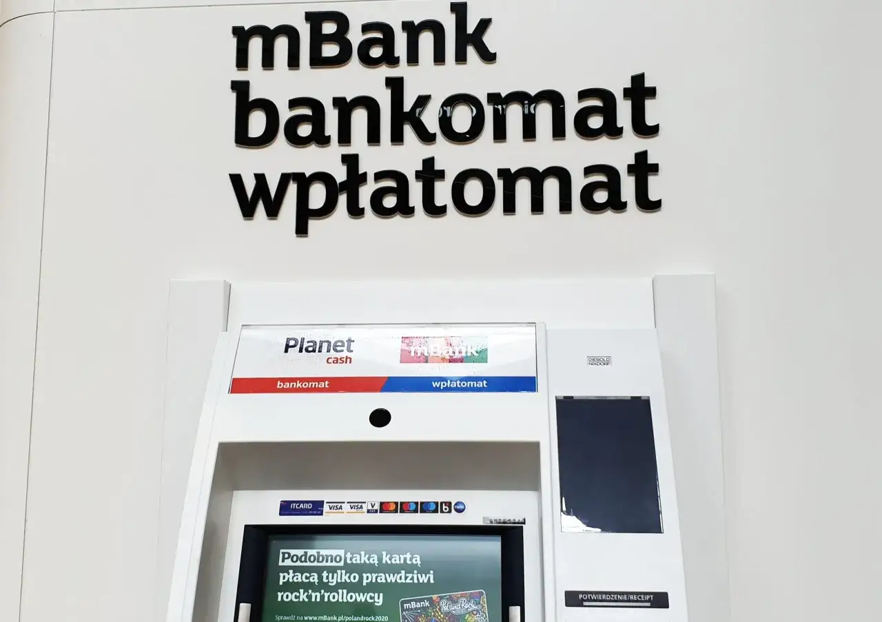 mBank bankomat wpłatomat. Zastanawiasz się, ile czasu zajmuje wpłata? Ten nowoczesny wpłatomat mBanku jest gotowy do obsługi.