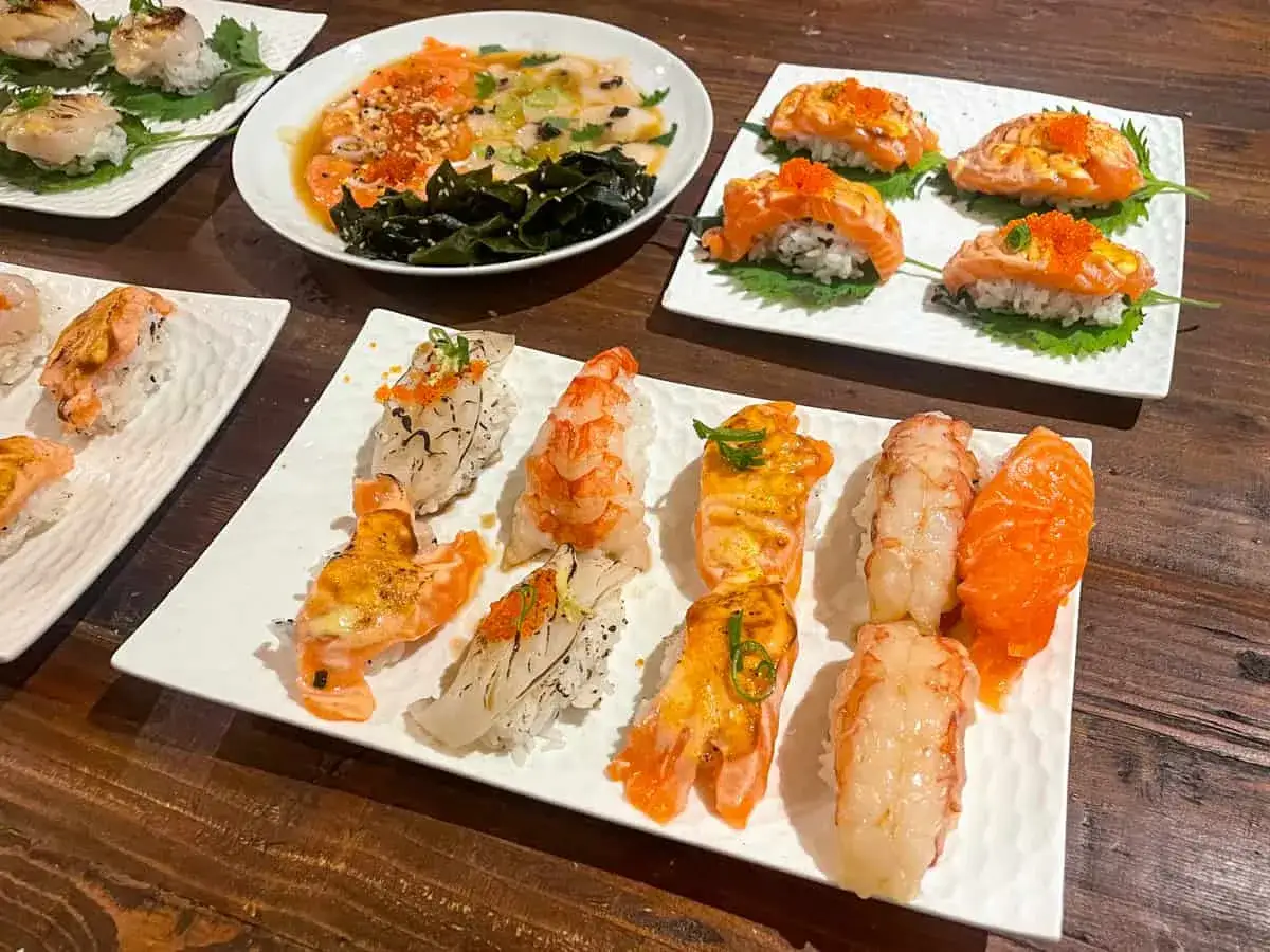 Talerze sushi z łososiem, krewetkami i kalmarem. Smaczne, ale warto sprawdzić sushi kcal przed jedzeniem.
