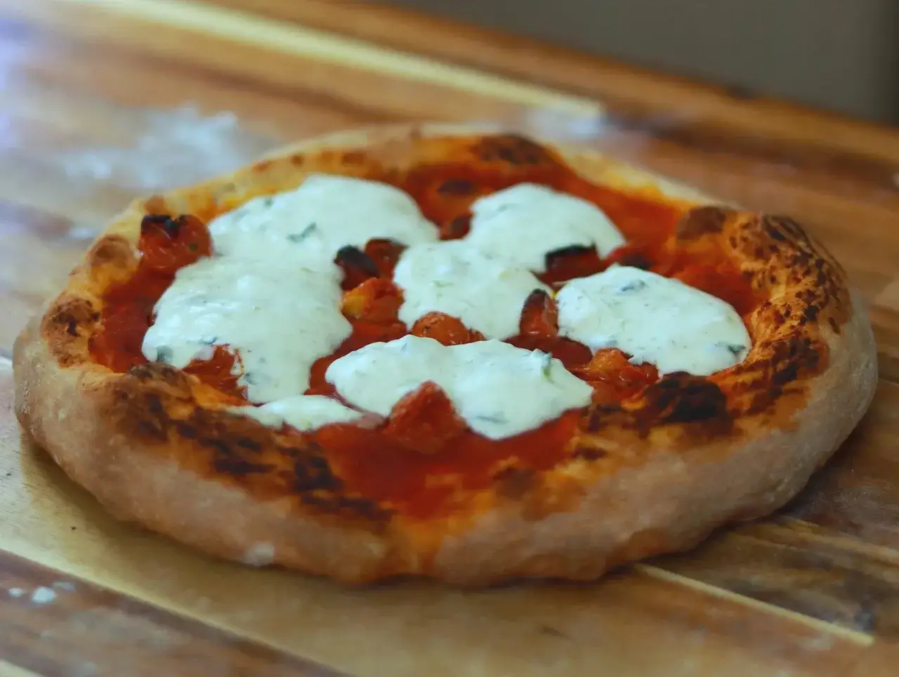 Deliciosa pizza casera con masa dorada, salsa de tomate y queso cremoso. ¡Perfecta para compartir!
