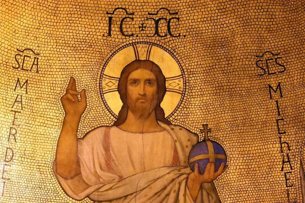 Jezus Chrystus z kulą ziemską w dłoni, wskazujący palcem ku górze. Czy piekło istnieje? Mozaika w kościele.