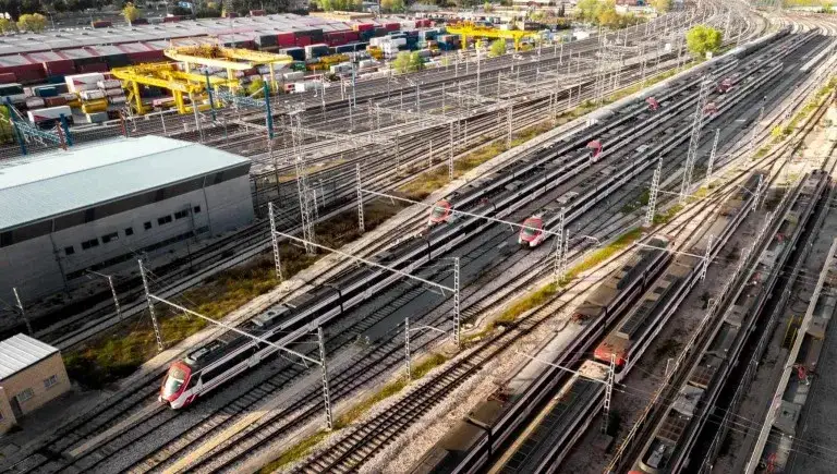 Przyczyny opóźnień pociągów na torach