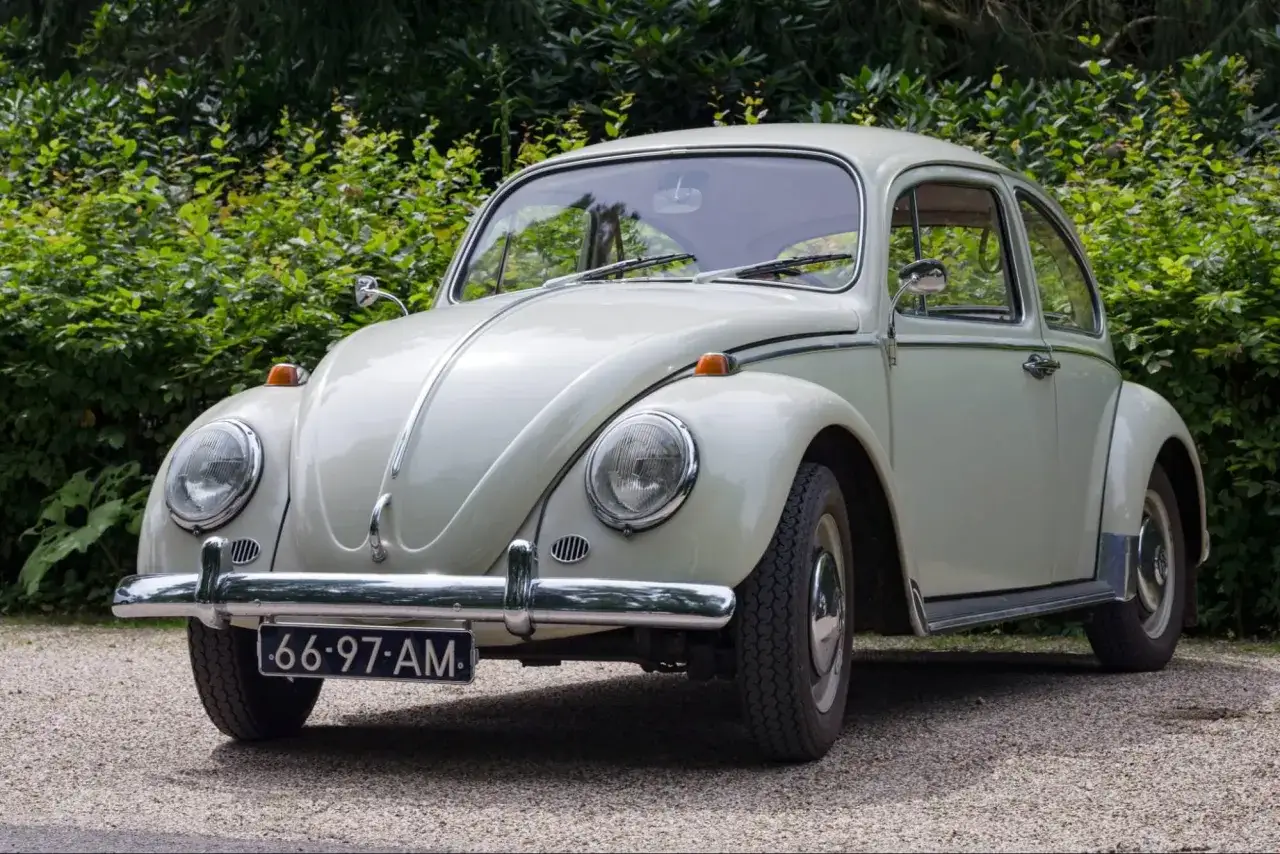 Klasyczny Volkswagen Garbus, jeden z najbardziej rozpoznawalnych modeli w historii motoryzacji.