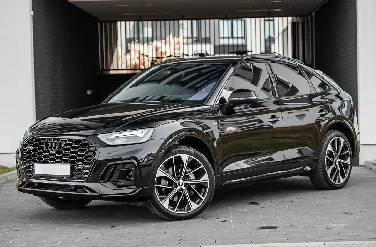 Czarny Audi Q5 Sportback z silnikiem 50 TFSI, co to za silnik? Stylowy SUV z nowoczesnym designem.