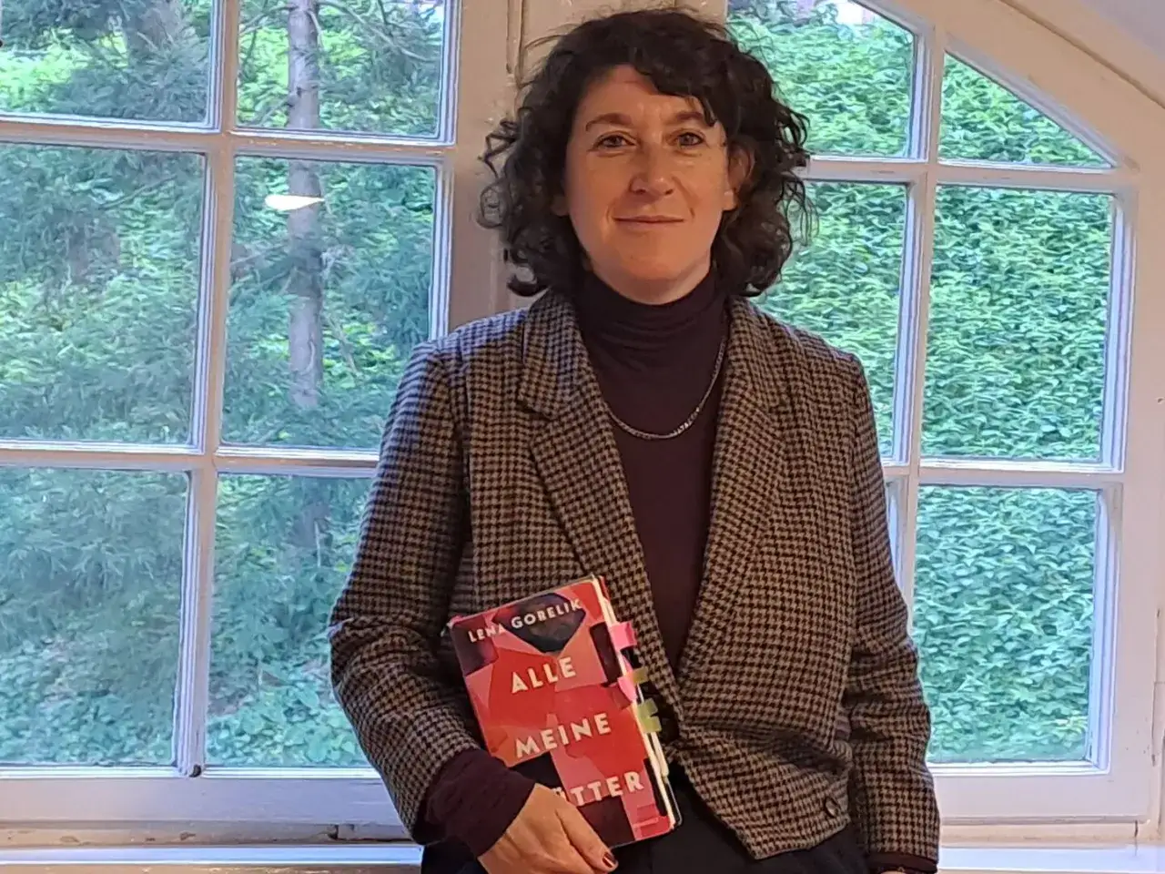 Lena Gorelik hält ihr Buch