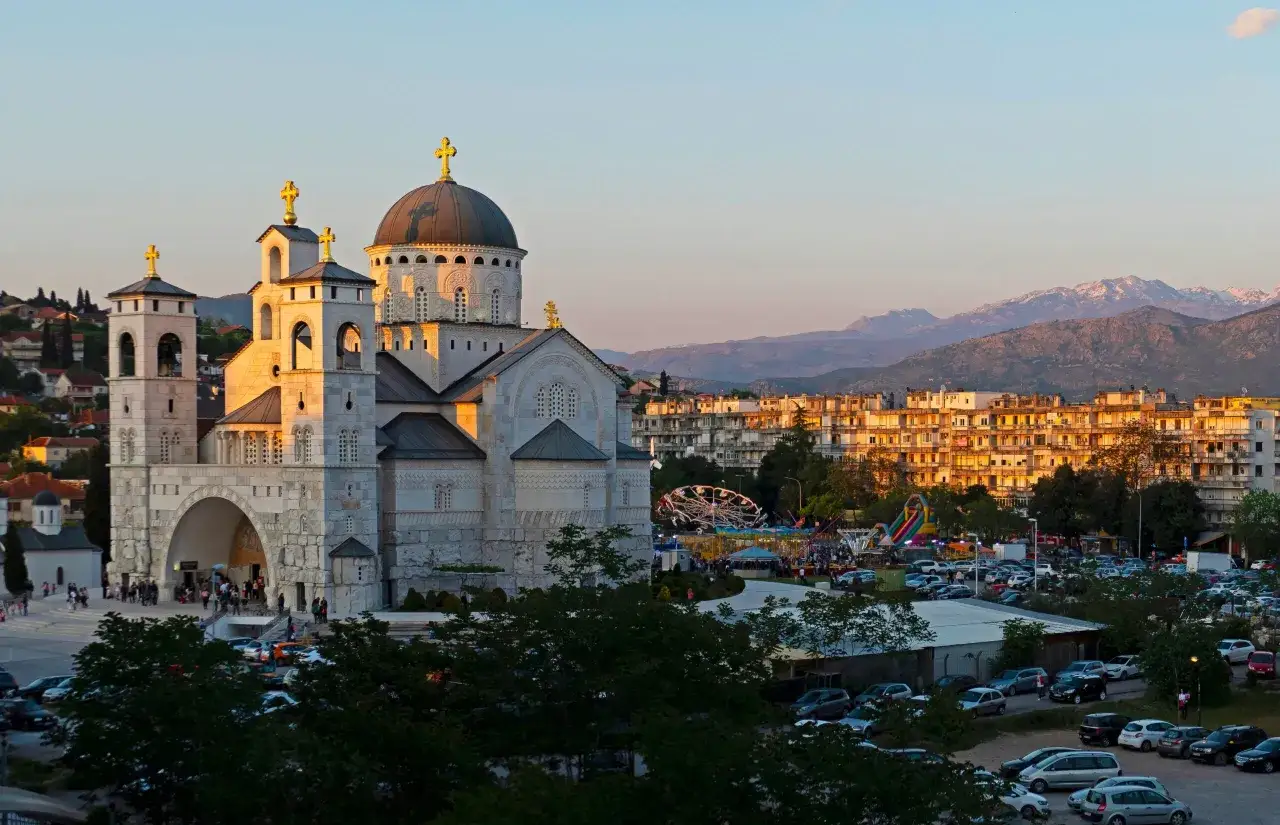 Podgorica, stolica Czarnogóry, z cerkwią Zmartwychwstania Pańskiego i górami w tle.