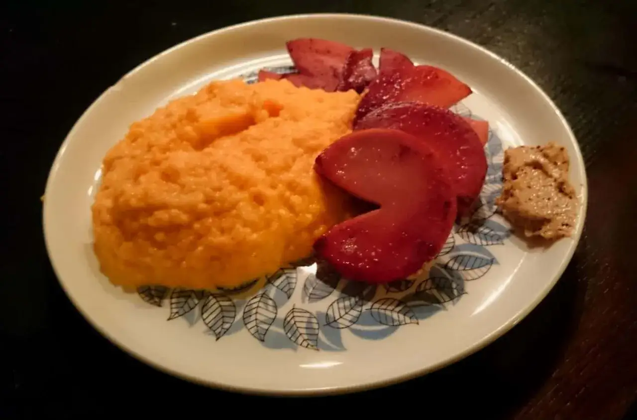 En tallrik med kr&auml;migt rotmos utan potatis, r&ouml;da &auml;ppelklyftor och en klick senap. En h&auml;rlig m&aring;ltid!