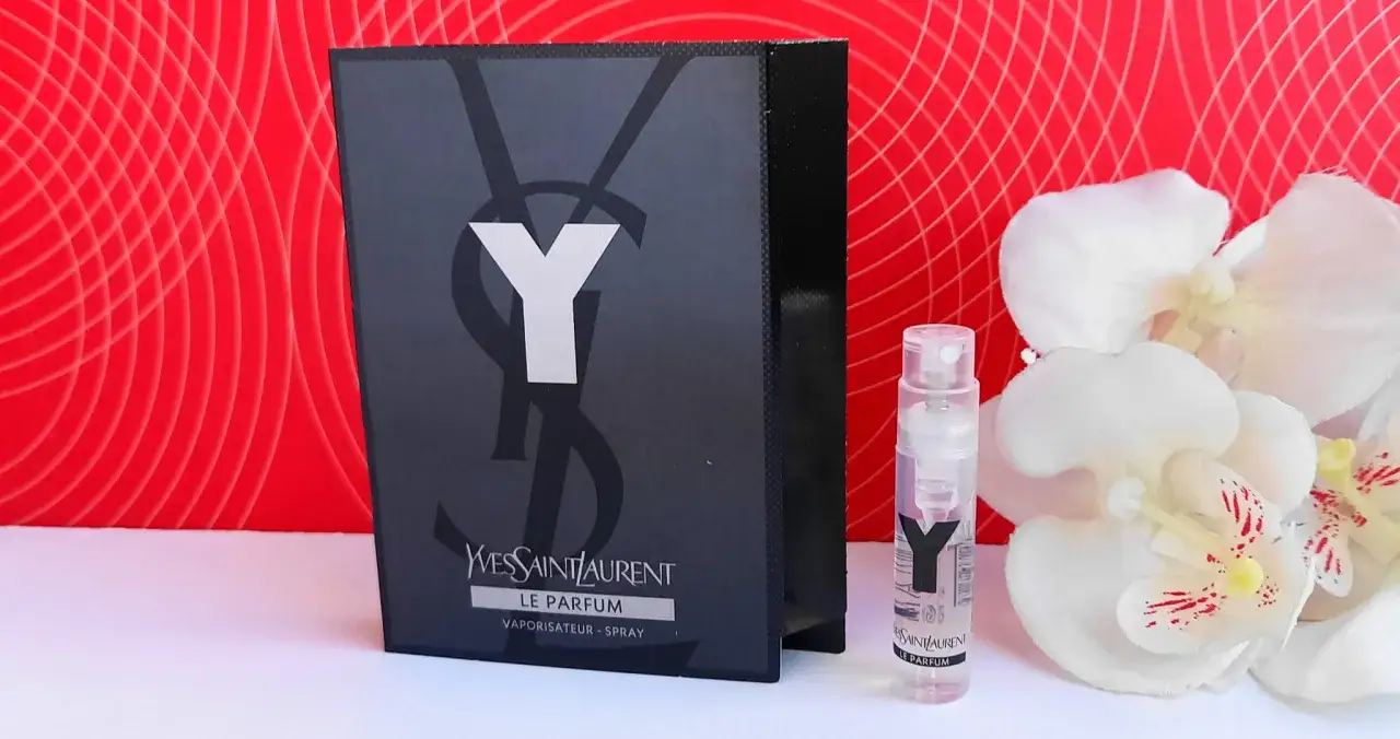 Pr&oacute;bka perfum Yves Saint Laurent Y Le Parfum 100ml obok eleganckiego opakowania i białych kwiat&oacute;w.