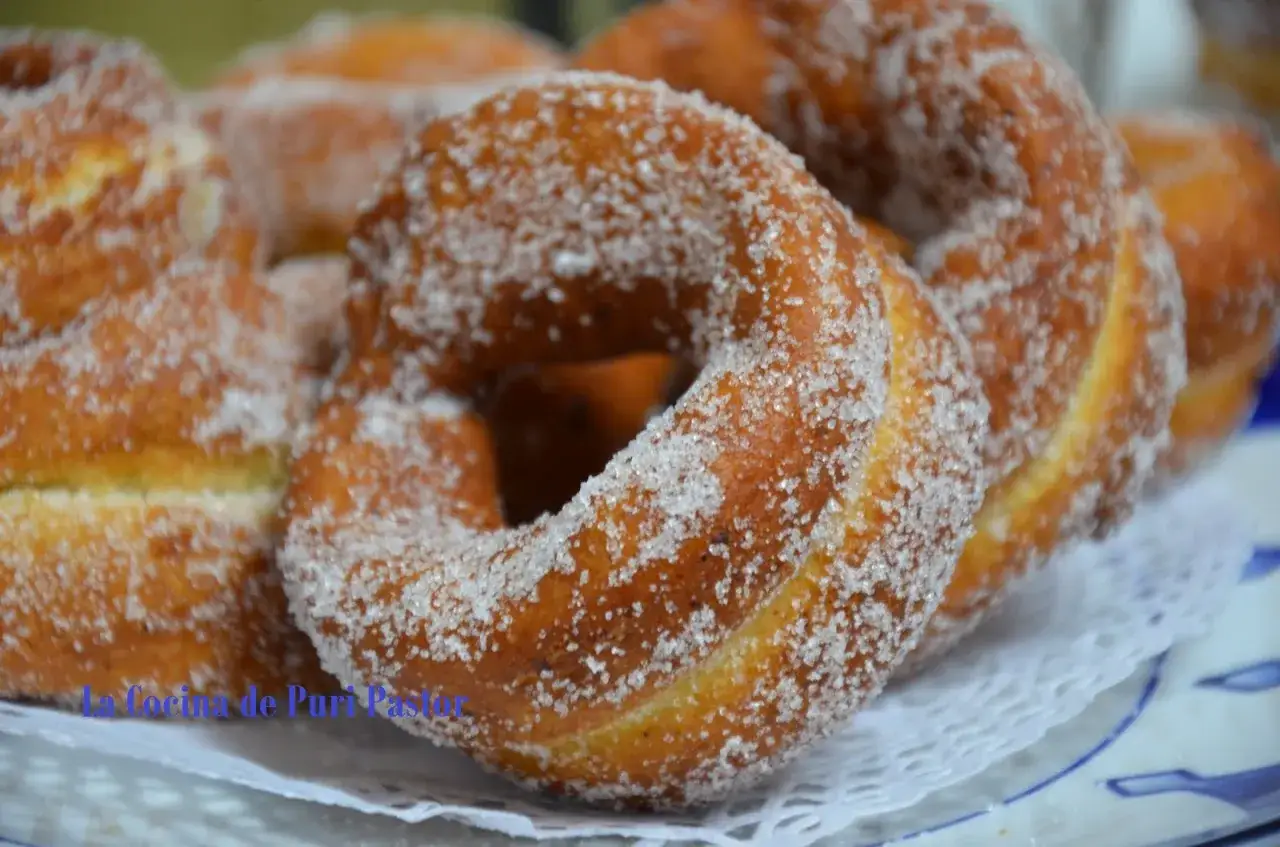 Roscos de Semana Santa reci&eacute;n hechos, dorados y cubiertos de az&uacute;car. Un dulce tradicional para disfrutar en familia.