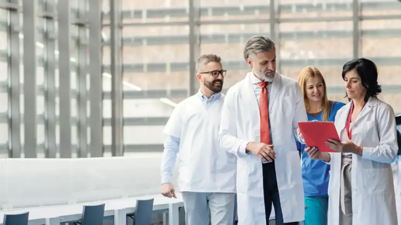 Medici discutono un caso, un esempio di professioni con obbligo RC professionale.