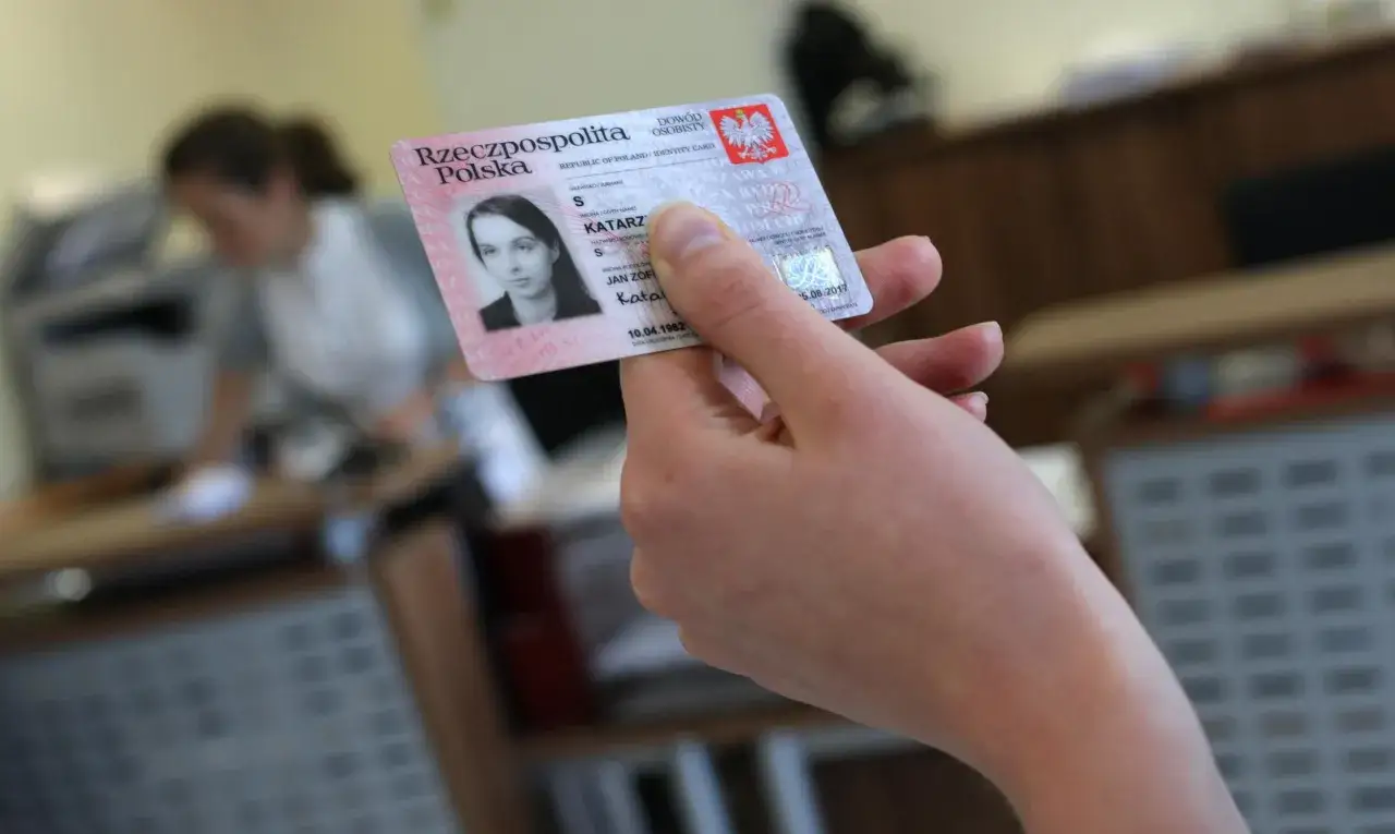 Zgubiony dowód osobisty? W urzędzie dowiesz się, gdzie zgłosić zgubienie dowodu. Na zdjęciu polski dowód osobisty.