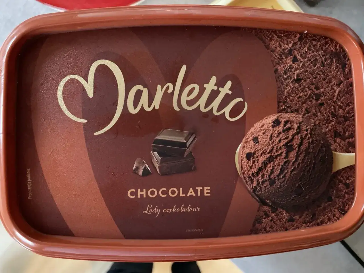 Pudełko lodów Marletto Chocolate. Zastanawiasz się, ile kcal ma gałka lodów czekoladowych? Ten deser wygląda pysznie!