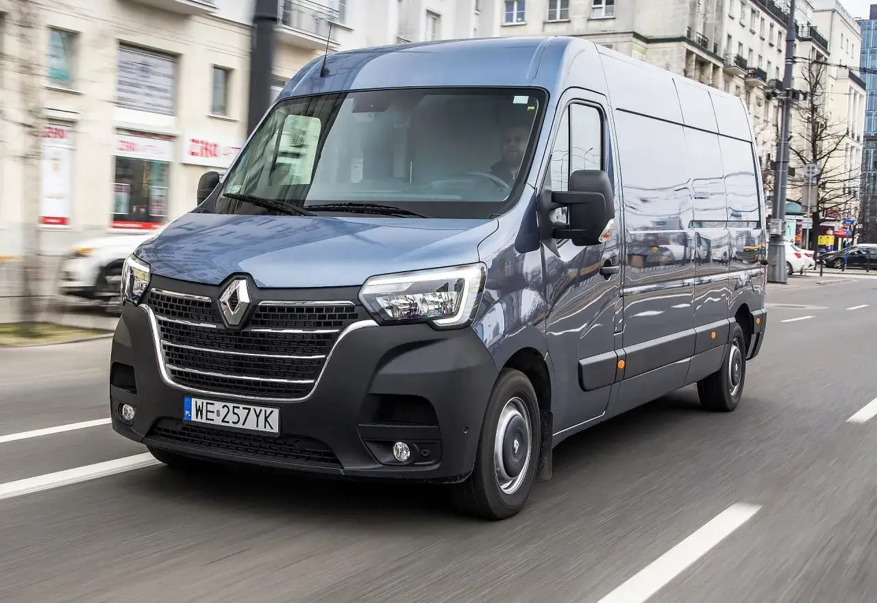 Niebieski van Renault Master, idealny do transportu, wymaga prawa jazdy kategorii B. Kierowca w kabinie.