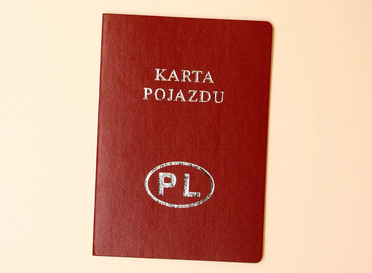 Czerwona karta pojazdu z napisem 