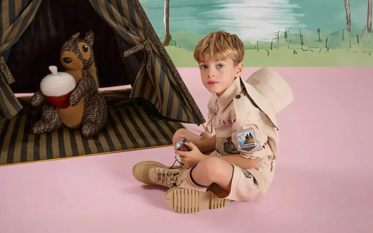 Un bambino esploratore, in tenuta Fendi, con un peluche a tema Fendi. La sua avventura Fendi inizia qui.
