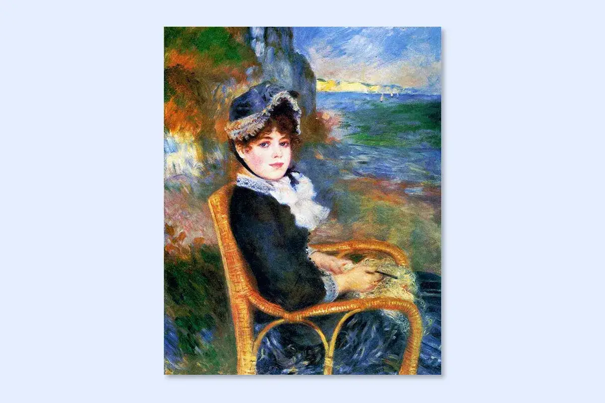 Auguste Renoir konstverk: en kvinna i hatt sitter i en rottingstol vid havet, med en klippa och segelb&aring;tar i bakgrunden.