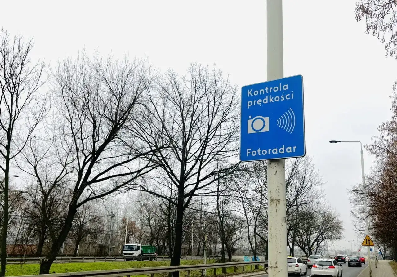 Niebieska tablica z napisem 