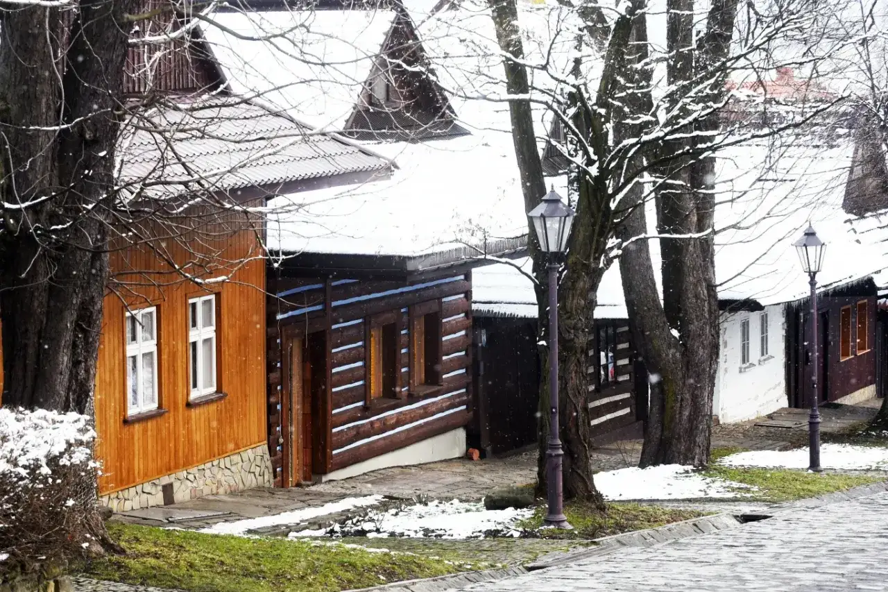 Zimowy spacer po Lanckoronie. Urokliwe chaty i latarnie, idealne lanckorona atrakcje dla dzieci, nawet gdy pada śnieg.
