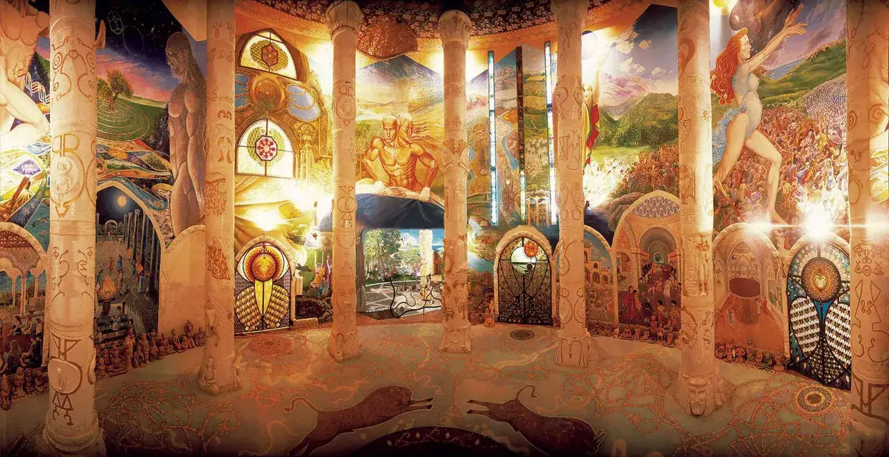 Interno di un tempio con affreschi mitologici e simbolici, che evocano l'atmosfera della Damanhur setta. Colonne decorate, vetrate colorate e scene di vita comunitaria.