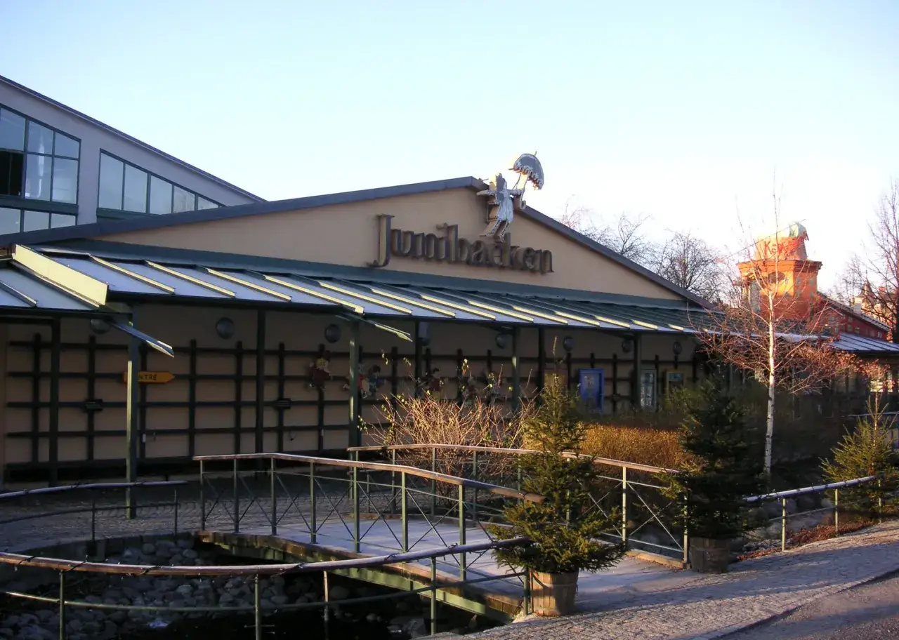 Junibacken, ett magiskt Astrid Lindgren museum i Stockholm, med en bro som leder in till sagornas v&auml;rld.