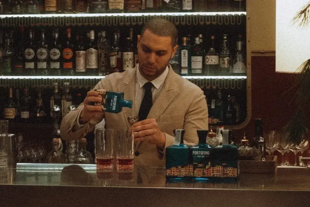 barman przygotowujący drinka w eleganckim barze