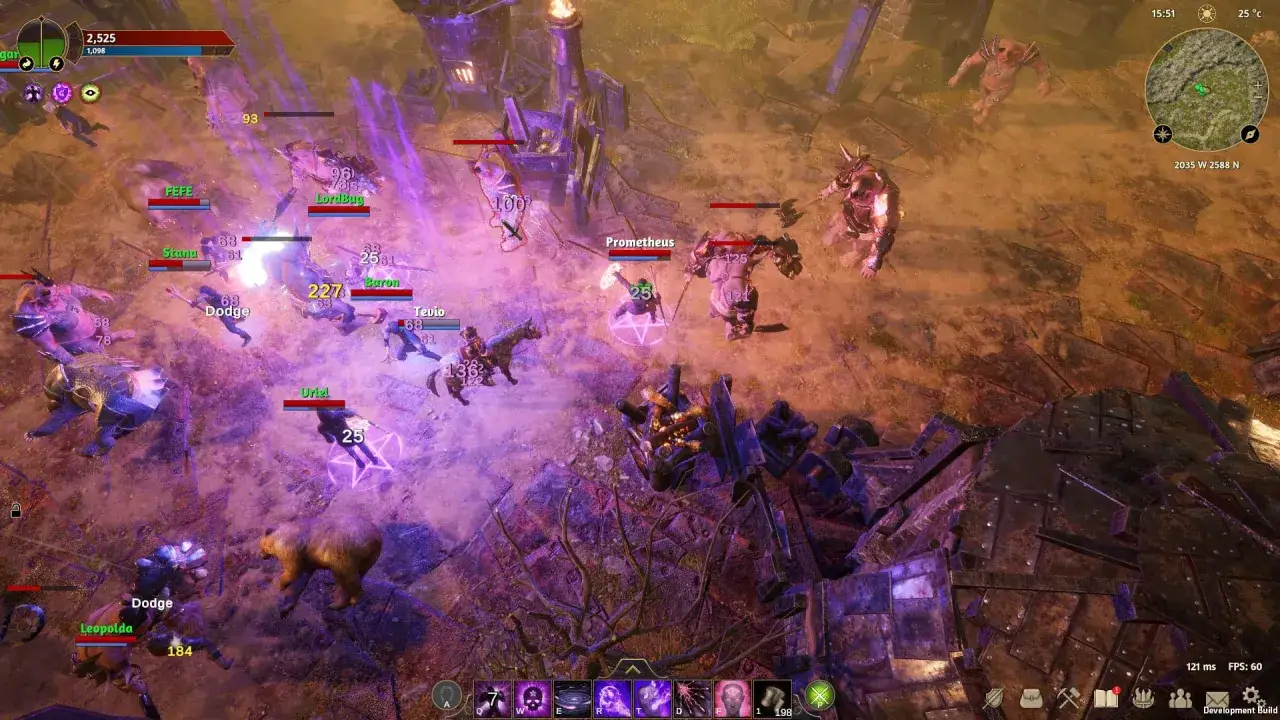 Wirtualny świat fractured online, gdzie gracze walczą z potworami i innymi graczami. Widać tu wielu bohaterów, potwory i efekty magiczne.