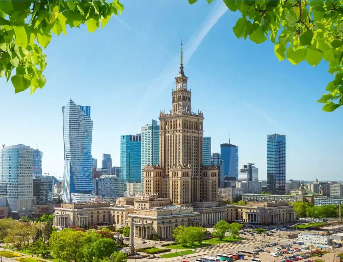 Warszawa - Lublin busy, Pałac Kultury i Nauki góruje nad nowoczesnymi wieżowcami.
