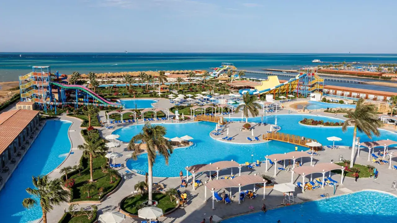 Wodne szaleństwo w Steigenberger Aqua Magic: zjeżdżalnie, baseny i palmy nad Morzem Czerwonym.