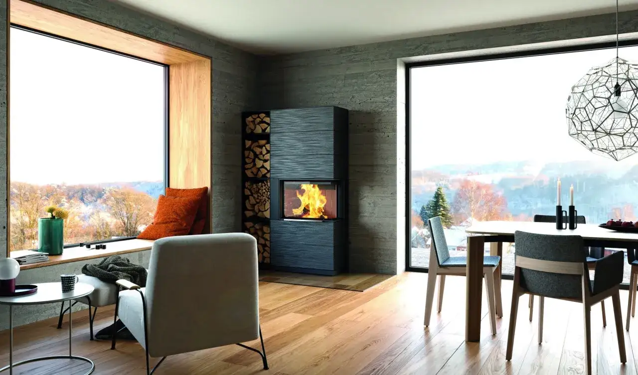 Un poêle à granulés moderne, idéal pour installer un poêle à granule dans une maison, avec une vue panoramique sur un paysage hivernal.