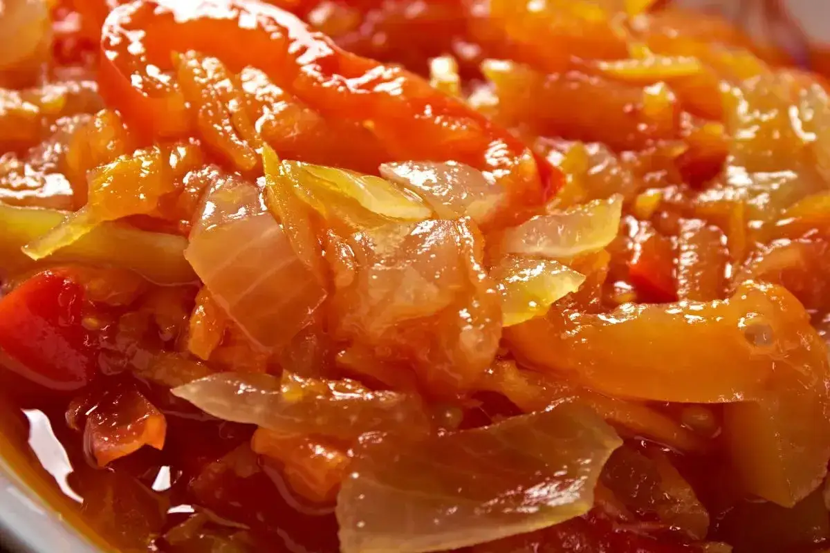 Friggione bolognese, un contorno saporito di cipolle e pomodoro, cotto lentamente fino a diventare morbido e succoso.