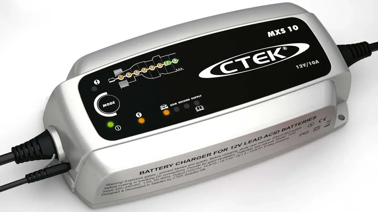 Caricabatterie CTEK MXS 10 per caricare batteria AGM con modalit&agrave; di alimentazione.