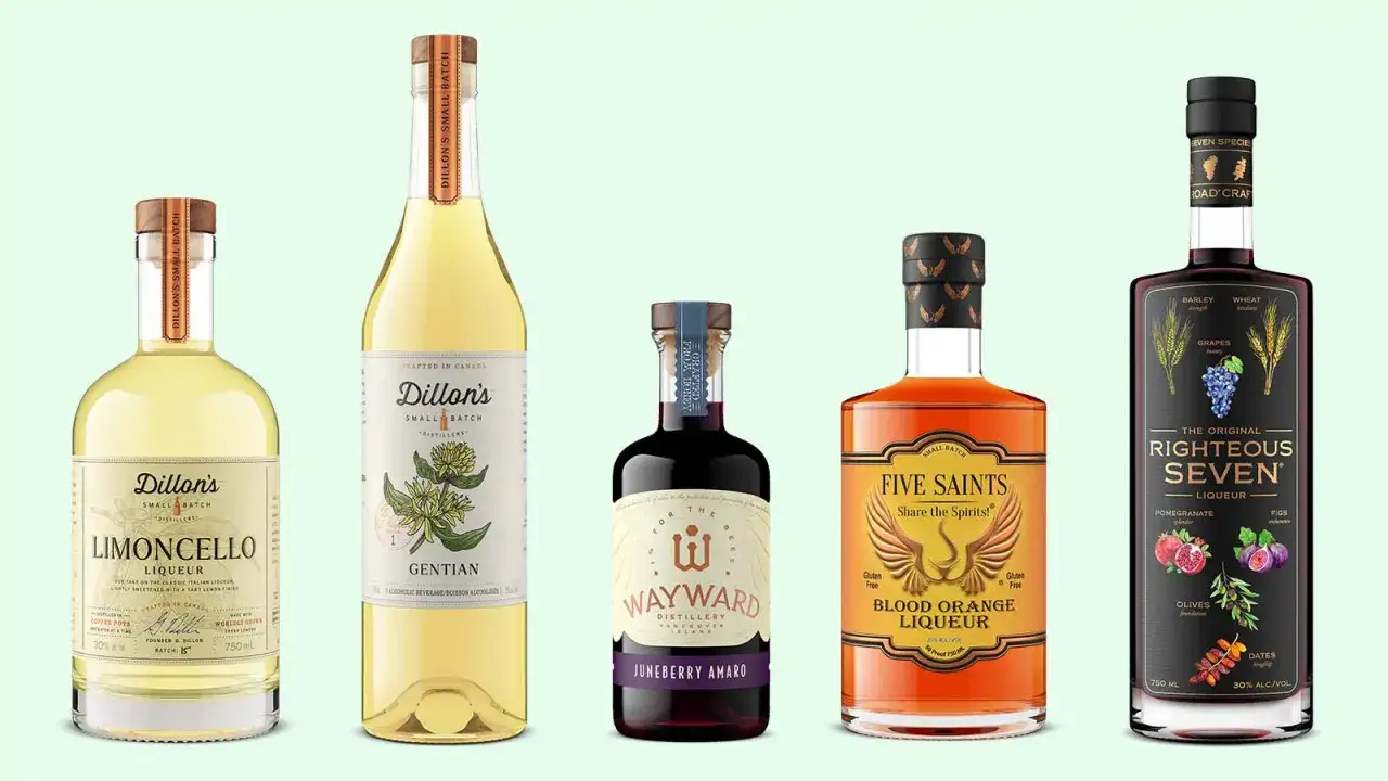 Kolekcja pięciu butelek alkoholu: limoncello, gentian, junebarry amaro, blood orange liqueur i righteous seven.