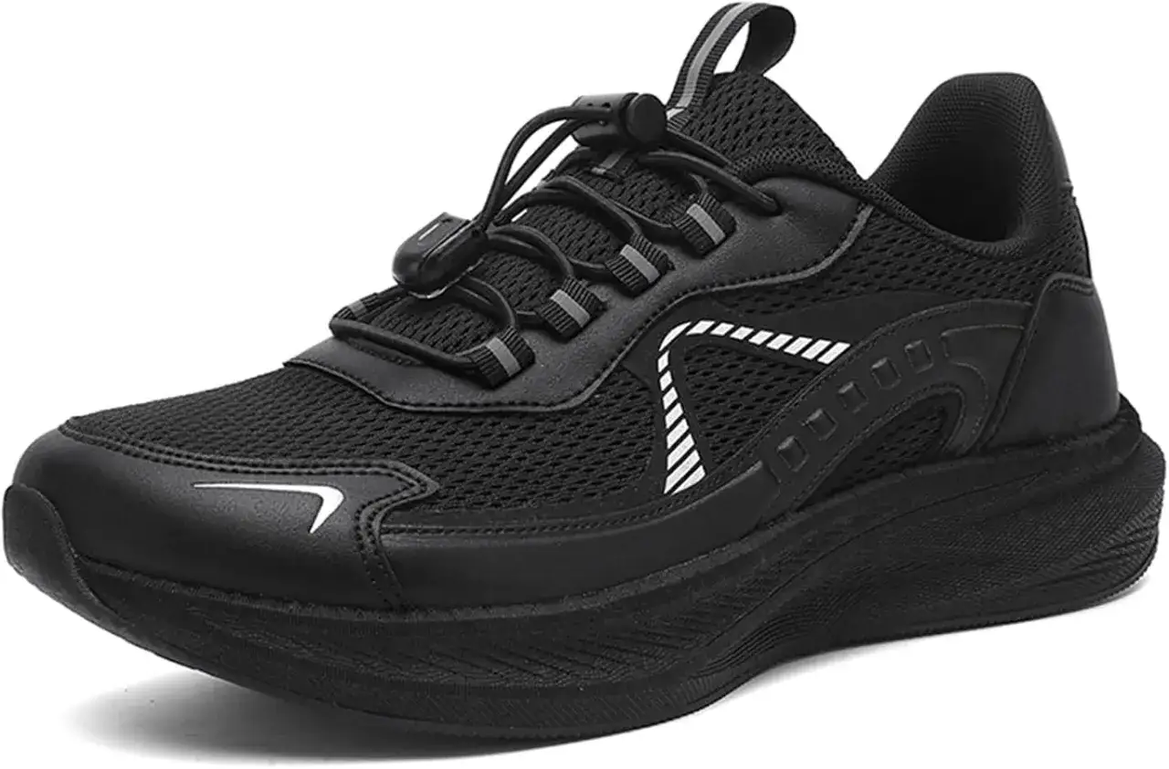 Scarpa nera con lacci elastici e suola spessa. Il suo design è pensato per un **wide fit significato**, offrendo comfort e spazio.