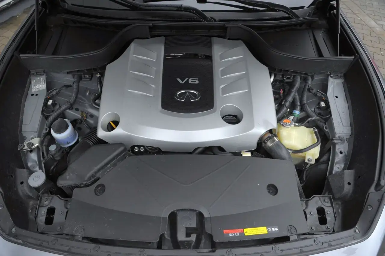 Silnik V6 w Infiniti FX35, gotowy do pracy.