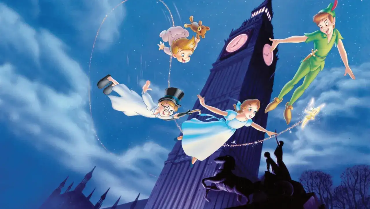 Peter Pan e Wendy volano nel cielo notturno di Londra, con la torre dell'orologio sullo sfondo. La polvere di fata scintilla intorno a loro.