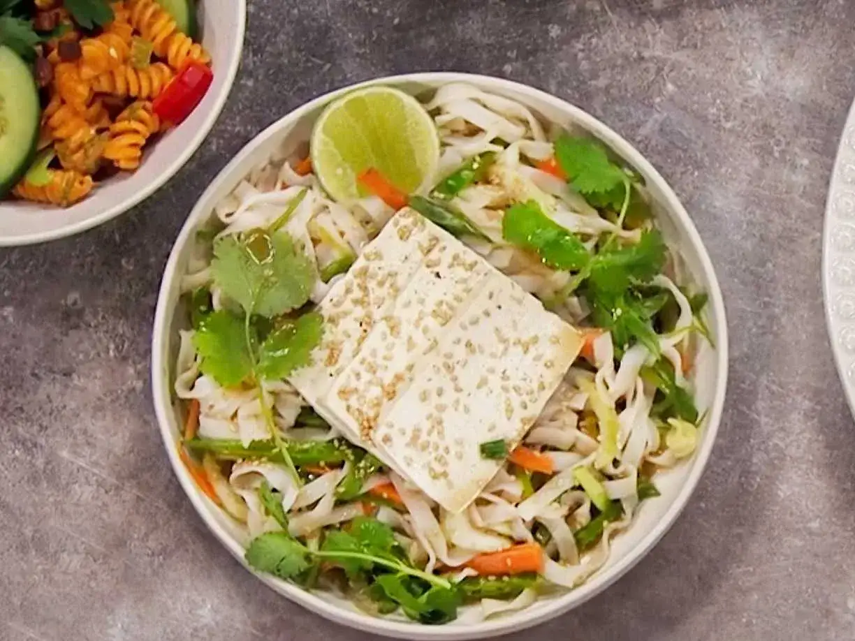 Nudelsallad med tofu, lime och koriander. Perfekt som en lätt lunch eller som dressing till pastasallad.