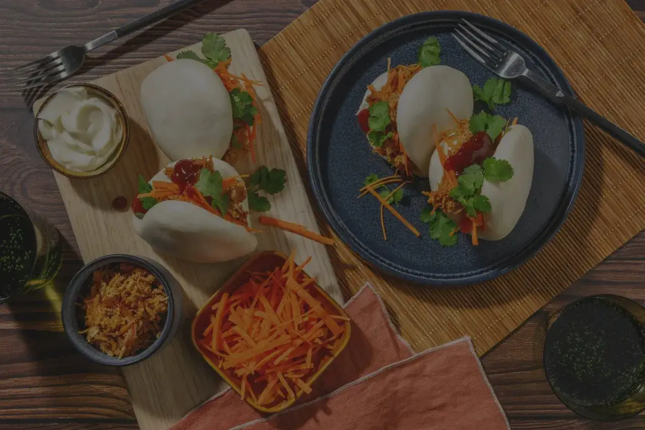 Fluffiga bao buns med strimlad morot, koriander och en smakrik fyllning. Ett härligt bao buns recept för en god måltid.