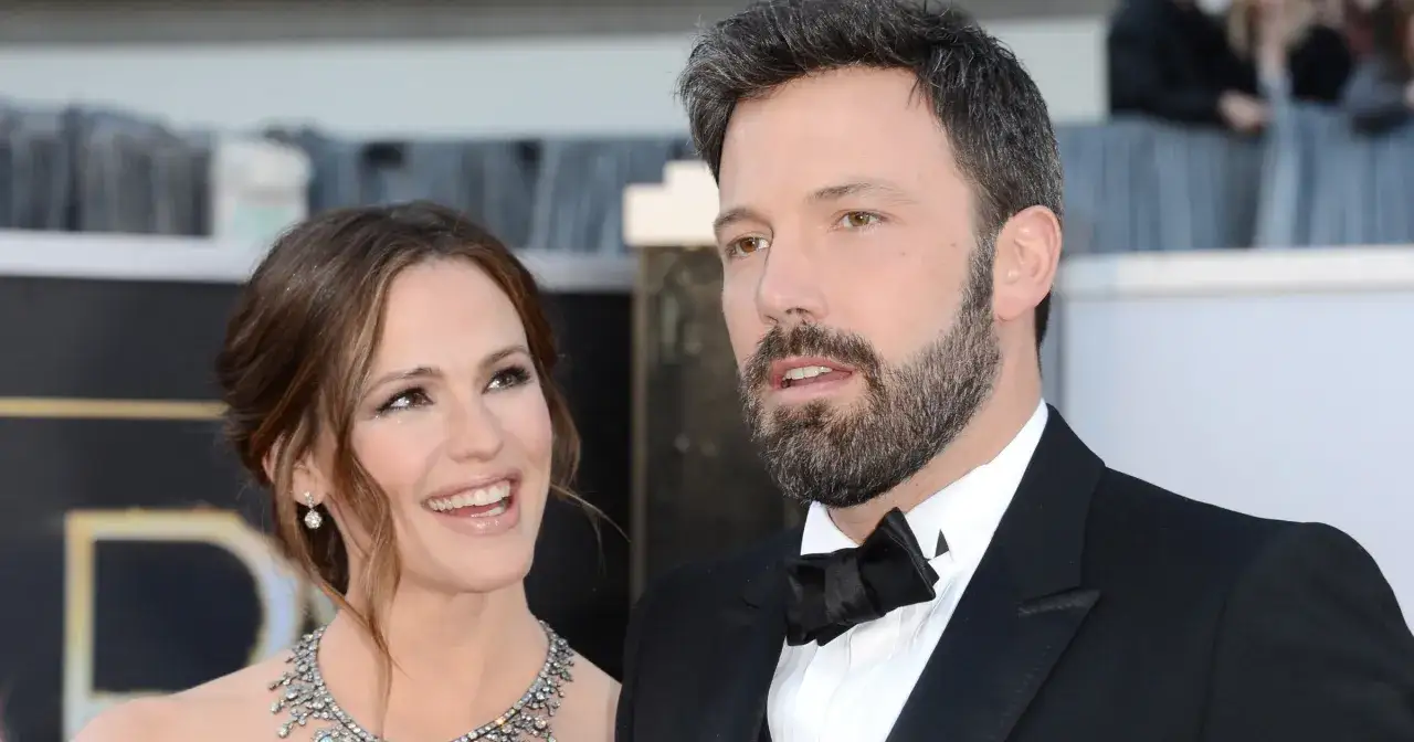 Ben Affleck i Jennifer Garner na czerwonym dywanie. Ciekawe, ile lat ma Ben Affleck, gdy patrzy na nią z takim uśmiechem?