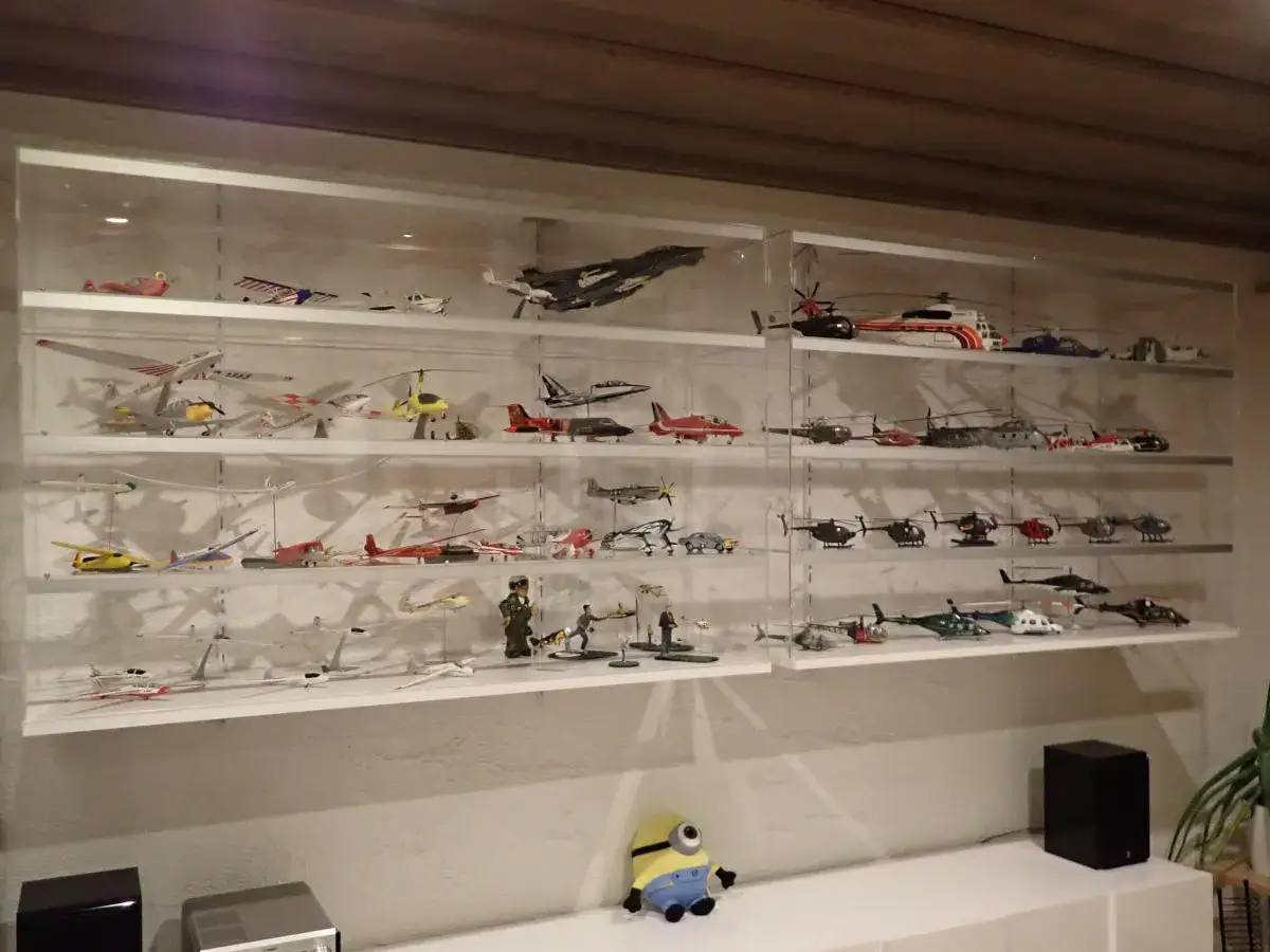 Eine Acryl Vitrine selber bauen lohnt sich f&uuml;r diese Sammlung von Flugzeug- und Helikoptermodellen.