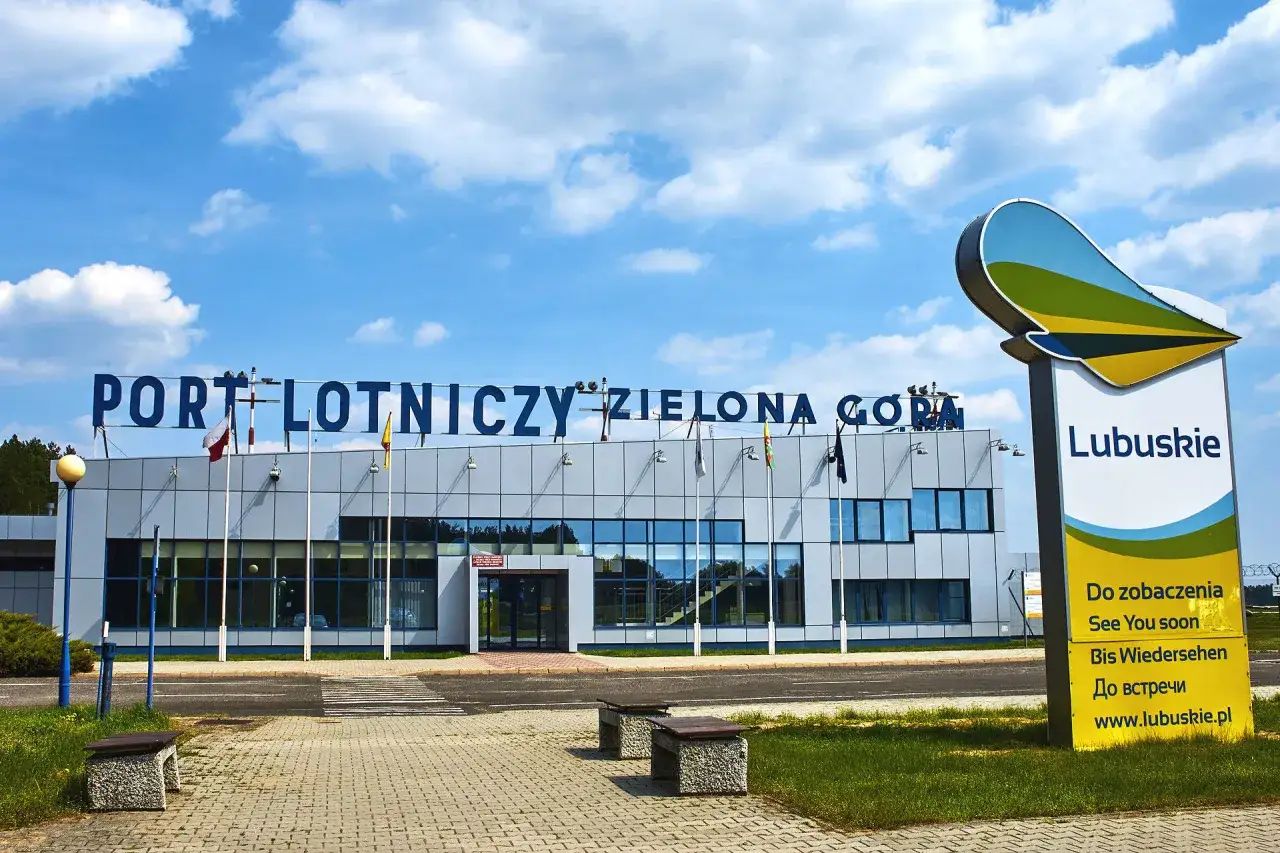 Lotnisko w Zielonej Górze wita podróżnych. Na budynku widnieje napis 