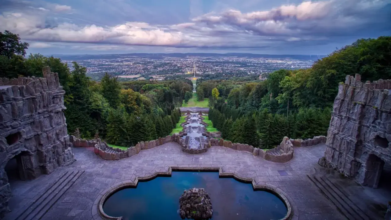Wasserspiele und Schloss Wilhelmshöhe: Ein Blick über Kassel, ein Ort für besondere Ausflugsziele.