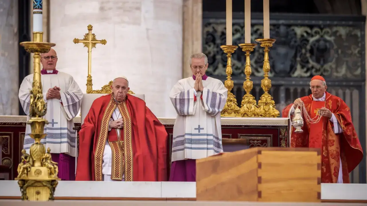 Papst Franziskus und Kardin&auml;le bei der Trauerfeier f&uuml;r Papst Benedikt XVI. Ein Kardinal schwenkt ein Weihrauchfass.