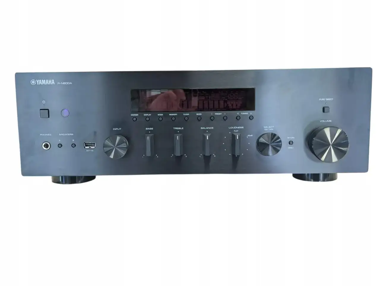 Amplituner Yamaha R-N600A z pokrętłami i wyświetlaczem. Dowiedz się, jak podłączyć amplituner Yamaha do internetu.