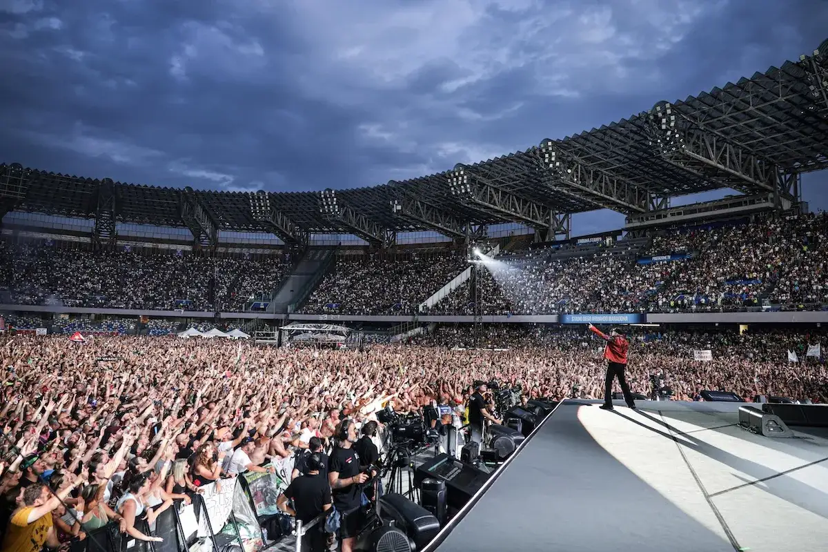 Vasco Rossi sul palco, con la folla che urla