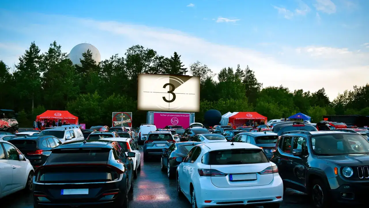 Solvalla drive-in bio med bilar uppradade framför en stor bioduk. En nedräkning på duken visar siffran 3.