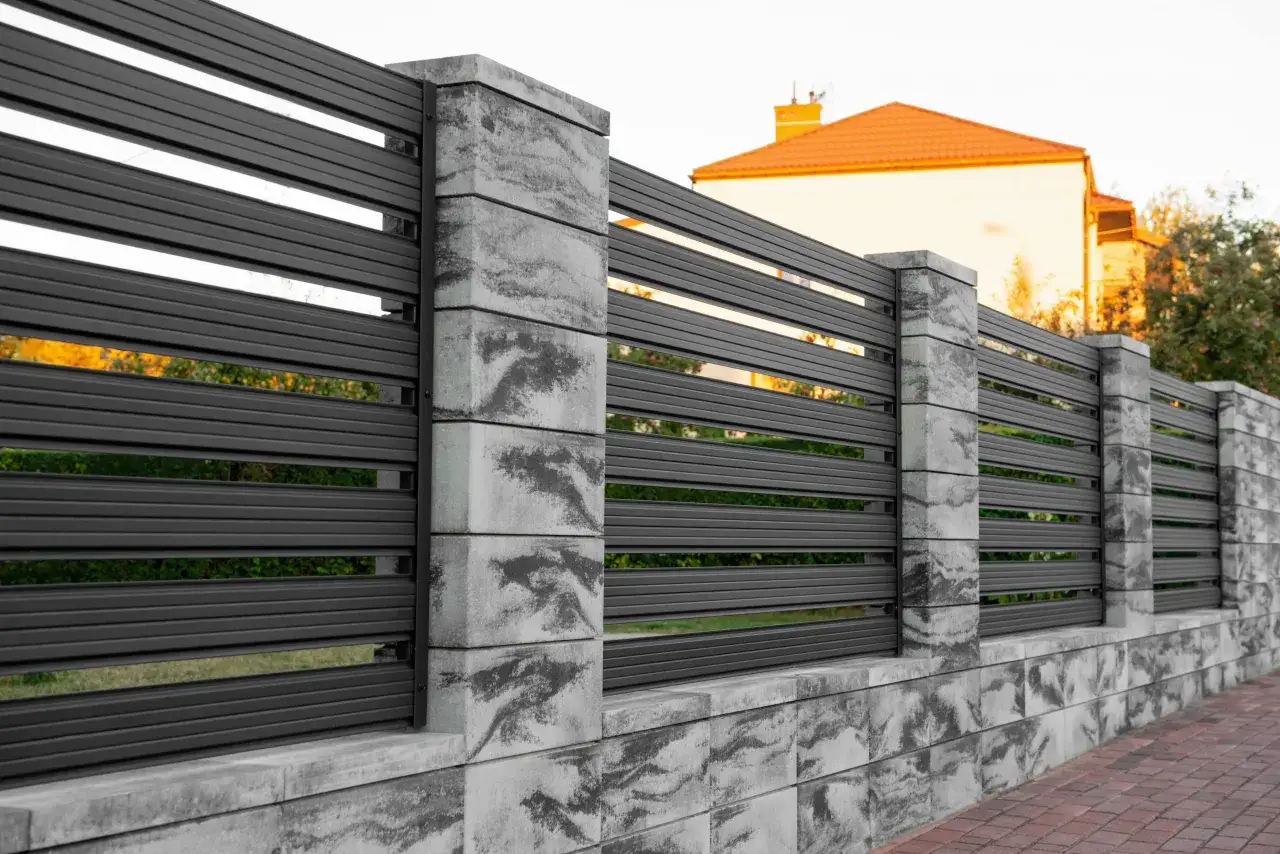 Różne rodzaje farb do ogrodzeń: metal, drewno, beton
