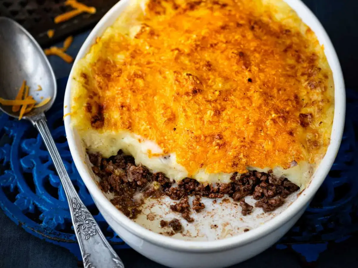 Hachis Parmentier dor&eacute; et gratin&eacute;, pr&ecirc;t &agrave; &ecirc;tre d&eacute;gust&eacute; apr&egrave;s sa cuisson chaleur tournante. Une cuill&egrave;re en argent est pos&eacute;e &agrave; c&ocirc;t&eacute;.