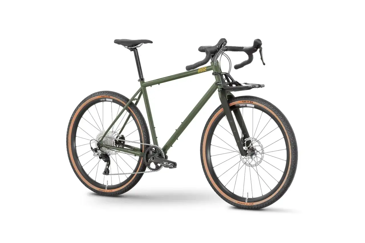 Grünes Gravelbike von Rose mit Gepäckträger vorne, bereit für den Rose Hobo Test.