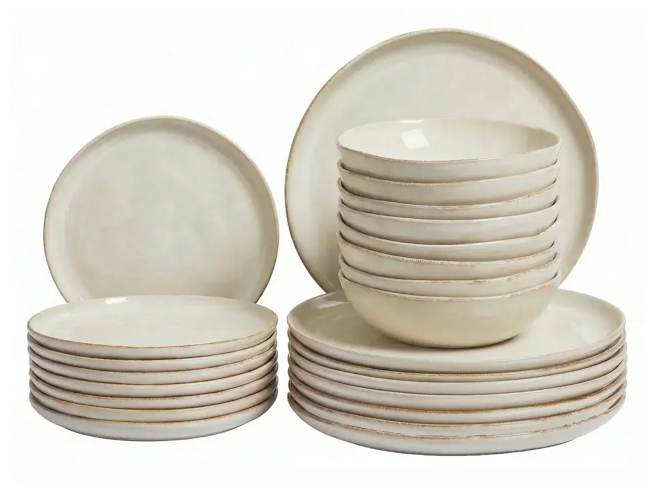 Stosy beżowych talerzy i misek, które mogą pomóc zrozumieć różnicę między zastawą stołową z porcelany a kamionki.